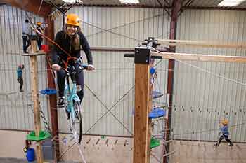 Bicicleta en el circuito de tirolinas de KNS Aventura Park Bilbao Bizkaia