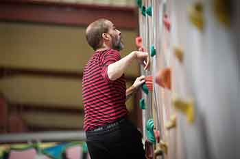 Un joven escala en el boulder de KNS Aventura Park Bilbao Bizkaia