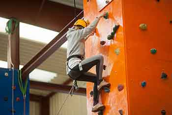 Una chica escala en el rocódromo de KNS Aventura Park Bilbao Bizkaia