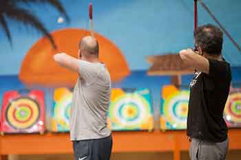 Jóvenes tiran con arco en KNS Aventura Parque Bilbao Bizkaia