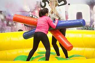 Pruebas de humor amarillo: lucha de gladiadores en KNS Aventura Park Bilbao Bizkaia