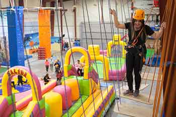 Puente movedizo en el parque de aventura KNS Aventura Park Bilbao