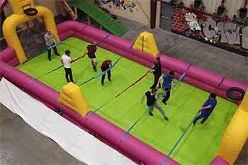 Futbolín humano en el parque de aventuras indoor KNS