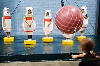 Bolos humanos. Humor Amarillo y Grand Prix en KNS Aventura Park Bilbao Bizkaia